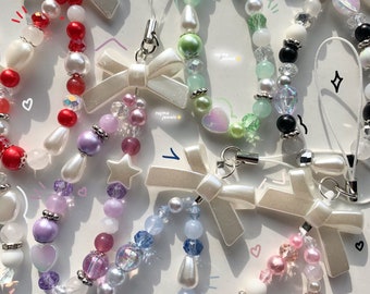 Charm pour portable coquette kawaii avec noeud blanc | perles bleus verts violets rouges blancs noirs roses mignons esthétique porte-clés coeur de perles étoile cottagecore