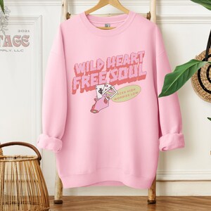 Moletom com gola redonda Wild Heart Free Soul, roupas femininas, vaqueira costeira, presente exclusivo para ela, melhores presentes de feriado, moletom desgastado