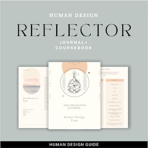 Op de afbeelding: Een Human Design Reflector Journal en cursusboek met een roze en perzikkleurig kleurenschema. De omslag toont een diagram van de Human Design-kaart met de tekst "The Reflector Journal" en "Human Design Type".