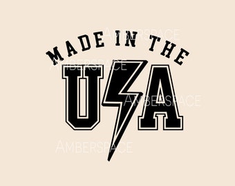 Puede incluir: Diseño gráfico en blanco y negro con el texto "Made in the USA" en una fuente en negrita de estilo universitario. Un rayo se encuentra entre la "U" y la "A".
