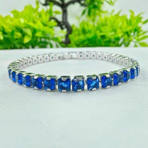 Blauquarz Armband, Princess Cut Statement Armband, versilbertes Armband, Blauer Edelstein Armband, Hochzeitsarmband für Frauen & Geschenke
