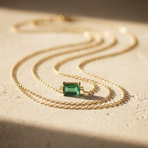 Halsband med hängen och smaragdfärgade labodroddar, minimalistiska guldpläterade boho-smycken, alla hjärtans dag-present till bröllop, brudtärnepresent med födelsesten
