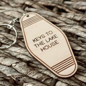 Lake House Keychain, Retro Motel Keychain, Vintage Hotel Keychain, Wood Keychain For Lake Cabin, Fathers Day Gift For Dad, Airbnb Keychain