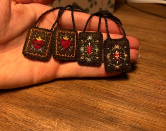 Escapulario de lana marrón bordado a mano