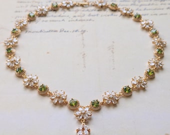 WISPELLA, Grüne Zirkonia-Akzente, Blumen-Halskette, Vergoldeter Regency-Stil