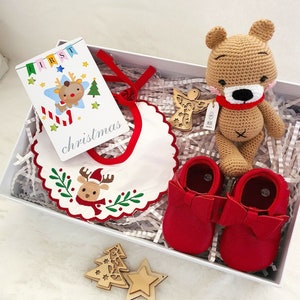 Baby Mädchen Weihnachtsgeschenk Box mit Amigurumi Panda und roten Echtleder Mokassins, Weihnachten Rentier Lätzchen, Baby Mädchen Urlaub Geschenkkorb