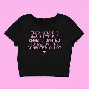 Puede incluir: Camiseta negra de corte corto con texto rosa que dice "EVER SINCE I WAS LITTLE I KNEW I WANTED TO BE ON THE COMPUTER A LOT".