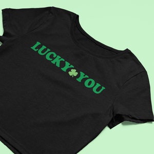 Haut court Lucky You | Haut graphique ajusté trèfle mignon | An 2000 T-shirts bébé | Cadeau pour petite amie | Cadeau de la Saint-Patrick pour elle