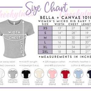Op de afbeelding: Maattabel voor een micro rib baby tee voor dames, met afmetingen in inches. De tabel bevat maten XS tot 2XL, met breedte-, borst- en lengtematen. De tee heeft een afscheurbaar label, een getailleerde ronde hals en een middellange lengte.