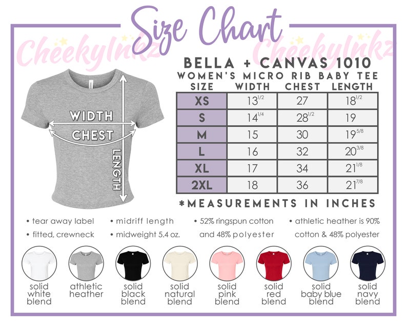 Op de afbeelding: Maattabel voor een micro rib baby tee voor dames, met afmetingen in inches. De tabel bevat maten XS tot 2XL, met breedte-, borst- en lengtematen. De tee heeft een afscheurbaar label, een getailleerde ronde hals en een middellange lengte.