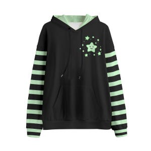 Puede incluir: Sudadera con capucha negra con mangas a rayas verde menta y capucha forrada en verde menta. La parte delantera presenta un bolsillo y un gráfico de una estrella sonriente y estrellas más pequeñas. La sudadera está hecha de un material suave.