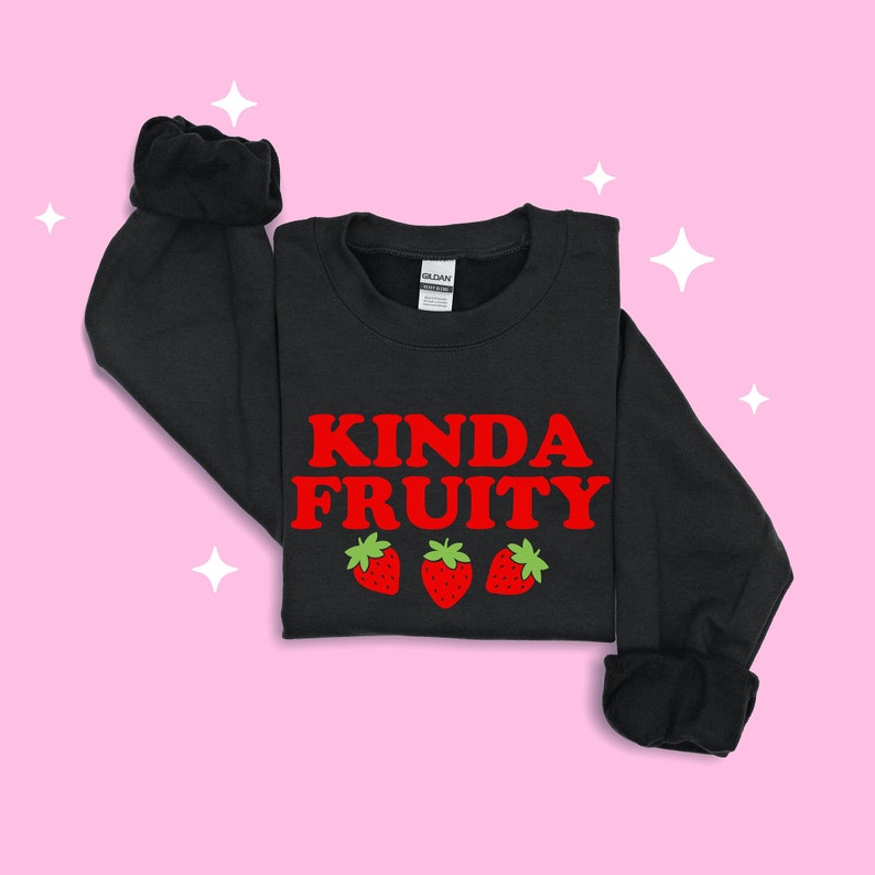 Puede incluir: Sudadera negra con el texto "Kinda Fruity" en letras rojas y tres fresas rojas.