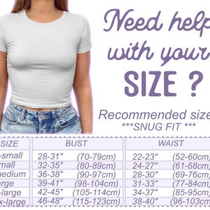 Pu&ograve; includere: Un top corto bianco a maniche corte e jeans blu. L'immagine include il testo "Hai bisogno di aiuto con la tua TAGLIA?" e una tabella delle taglie con misure di busto e vita in centimetri.