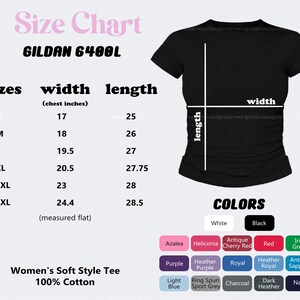 Pu&ograve; includere: Tabella delle taglie per una maglietta Gildan 6400L Soft Style da donna, 100% cotone. Include taglie dalla S alla 3XL con misure di larghezza del petto e lunghezza in pollici. Le opzioni di colore includono bianco, nero, azalea, rosso e altro. Viene mostrata una maglietta nera.