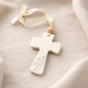 Ornement en forme de croix en céramique texturée, croix botanique artisanale en souvenir, cadeau de baptême ou de première communion, décoration religieuse minimaliste