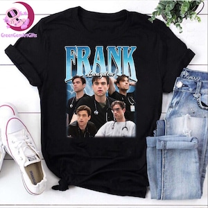 Puede incluir: Camiseta negra con un gráfico de cuatro hombres con batas. El gráfico tiene el texto "FRANK Langdon" en letras azules y blancas.