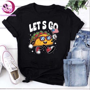Maglietta Let's Go Taco - Divertente maglietta patriottica con taco, maglietta per buongustai del 4 luglio, maglietta con bandiera USA con simpatici cartoni animati, Trump si tira sempre indietro, anti MAGA