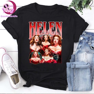 Könnte beinhalten: Schwarzes T-Shirt mit einem Grafikdesign im Vintage-Stil, das eine Frau in einem roten Kleid zeigt, mit dem Namen "HELEN Sharp" in roten Buchstaben. Das Design enthält mehrere Bilder der Frau. Weiße Turnschuhe und blaue Jeans sind ebenfalls zu sehen.