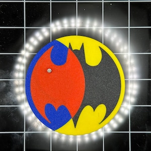 Nocturnal Hero Broken Back Logo-Actionfigurenständer