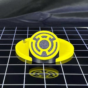 Door angst aangedreven schurk-actiefiguur staande standaard