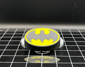 Support pour figurine de héros nocturne avec logo comique