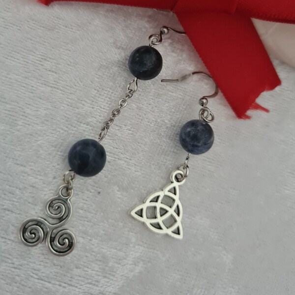 Boucles d’oreille dépareillées faites main pendantes en acier inoxydable, perles en sodalite et breloques celtiques triskel et triquetra
