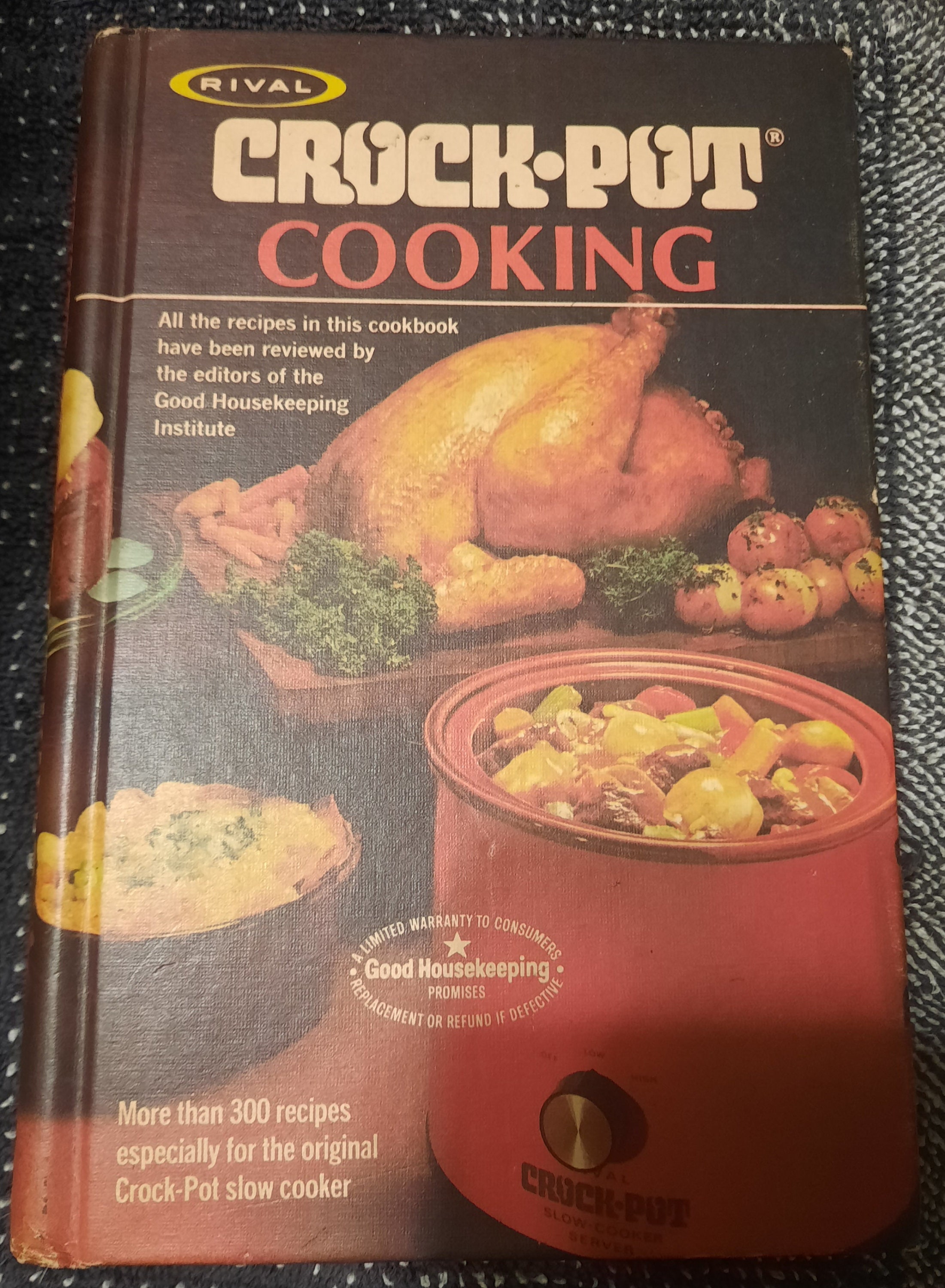 Publications International, Ltd. Crock-Pot Slow Cooker Recipes Cookbook