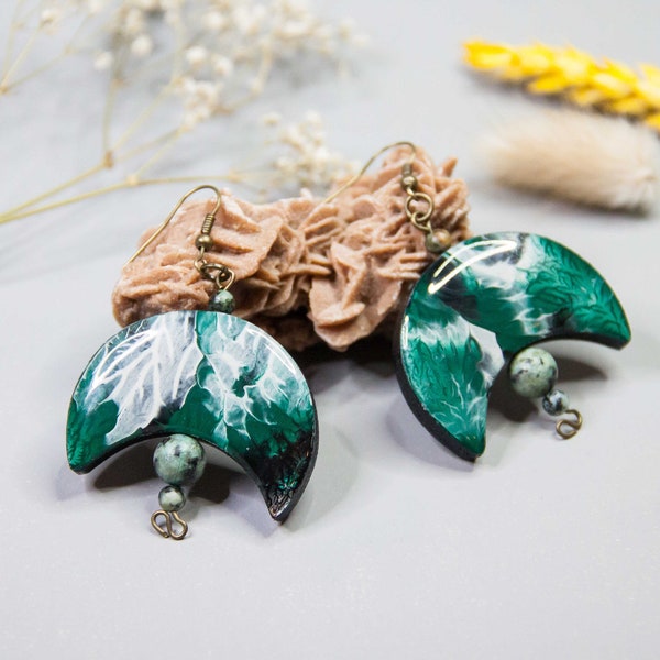 Boucles d'oreilles en bois, peinture et résine . Avec perles en Turquoise d'Afrique. Bijoux créateur.