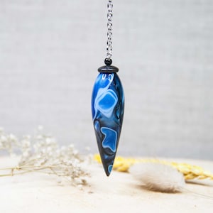 Pendolo da divinazione in resina e legno Wengè (Africa) - zavorrato - Lungo 6,5 cm - ø 1,8 cm - peso 16,8 grammi. Pendolo rabdomante.