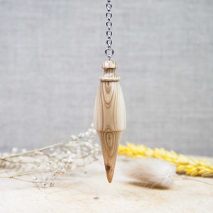 Pendolo divinatorio in legno di Thuya (Francia) - Pesato - Lungo 7 cm - ø 1,9 cm - peso 13 grammi. Rabdomanzia - Arti divinatorie.