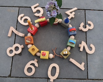 Juego de tapones para números de cumpleaños del 0 al 9 de madera en colores naturales | Accesorios para la cadena, el anillo o el tren de cumpleaños