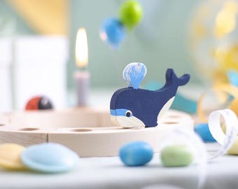 Figura de ballena azul de madera | 5 cm | Ballena pintada a mano | Familia: Mamá, Papá, Bebé | Anillo de cumpleaños compatible con los hermanos Grimm | Decoración marítima oceánica