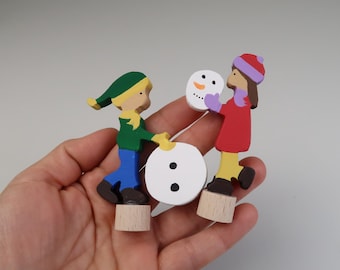 Juego de clavijas de madera con forma de muñeco de nieve | Motivo invernal para anillos de cumpleaños y mesa de temporada | Pintado a mano | Aprox. 7 cm | Compatible con los Grimm
