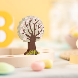 Steckfigur Frühlingsbaum mit Kirschblüten passend für Geburtstagskranz | kompatibel mit bekannten Marken | handbemalt | Deko Frühlingstisch