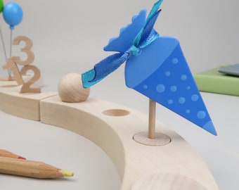 Schultüte Steckfigur mit Muster für Schulstart | Steckfigur personalisiert aus Holz | Tischdeko Einschulung | passend für Geburtstagsring
