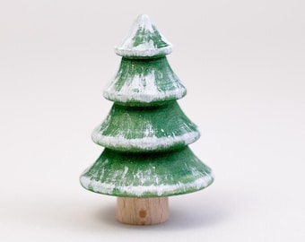 Figura de abeto nevado de madera para coronas de cumpleaños y adornos navideños | Compatible con Grimm | Base de 17 mm, 6 cm de alto | Decoraciones de invierno y Adviento