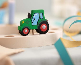 Adorno de tractor de madera verde para coronas de cumpleaños, de aprox. 5 cm de alto, base de 17 mm, bordes pintados a mano en amarillo o rojo para cumpleaños infantiles.