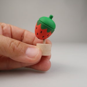 Steckfigur Erdbeere für Geburtstagsring | 17mm Durchmesser Steckfuß | Jahreszeitentisch Sommer | Handmade Motivstecker für Geburtstagskranz