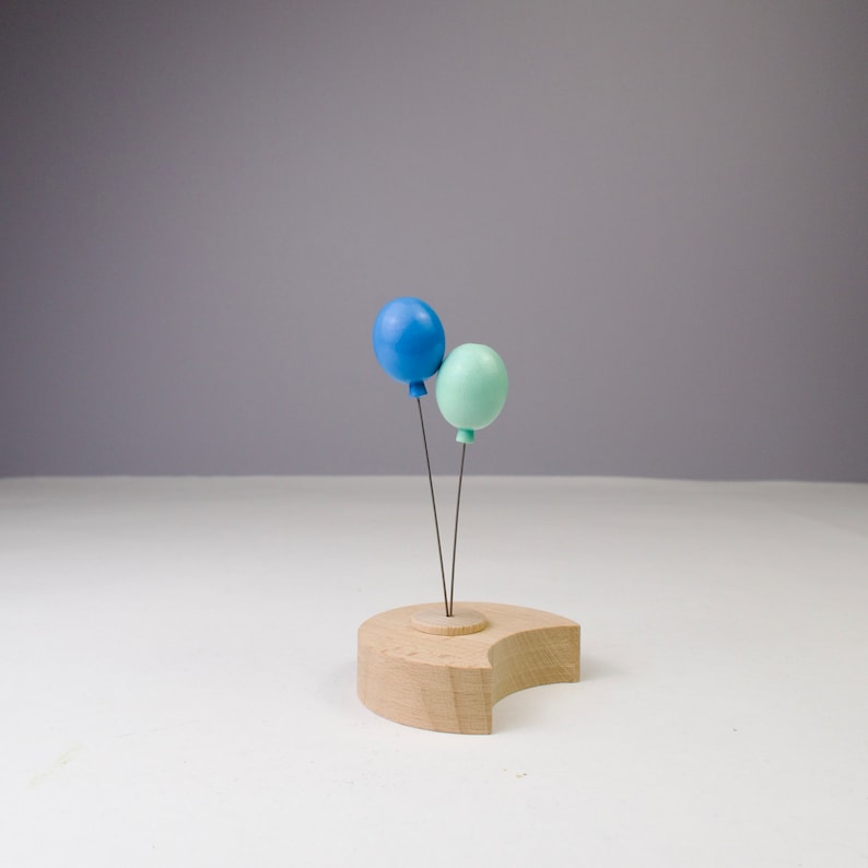 Geburtstagsstecker Luftballon für Kindergeburtstag passend für Geburtstagskranz & Geburtstagsring als Party Deko Handmade aus Ahornholz skyblau/mint