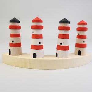 Handgefertigte Leuchtturm-Steckfigur für Geburtstagskranz mit 17mm Steckfuß, 7cm hoch, wähle schwarz oder rot, ideal für Sommergeburtstage