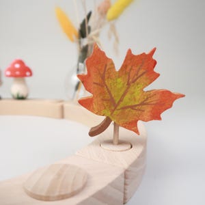 Stecker Herbstblatt Ahorn für Jahreszeitenkranz | handbemaltes Ahornholz | 17mm Steckfuß | für Geburtstagsring Herbst Deko | ca. 6cm hoch