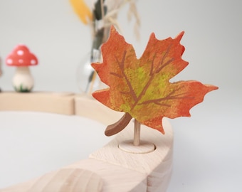 Estaca con forma de hoja de arce para corona navideña | Madera de arce pintada a mano | Base de 17 mm | Para anillos de cumpleaños, decoración otoñal | Aprox. 6 cm de altura