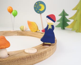 Tapón infantil para linterna | Niña con abrigo azul. Se adapta a un anillo de madera | Compatible con linternas Grimm | Linterna con luna, estrella o vela | 8 cm de alto