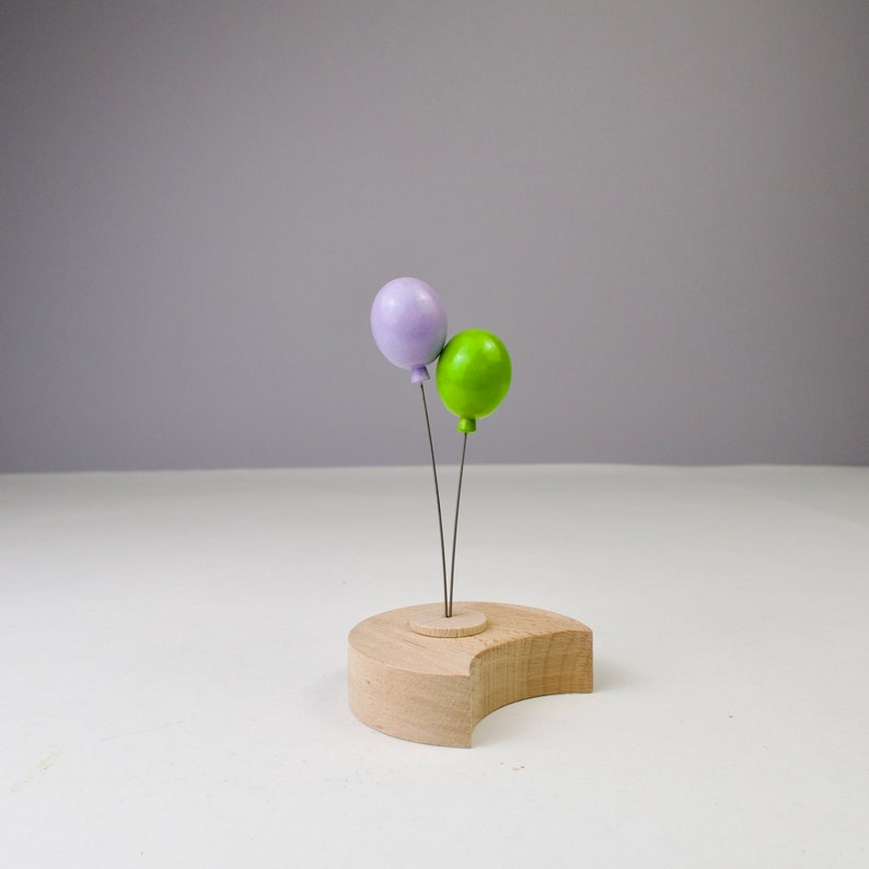 Geburtstagsstecker Luftballon für Kindergeburtstag passend für Geburtstagskranz & Geburtstagsring als Party Deko Handmade aus Ahornholz flieder/gelbgrün