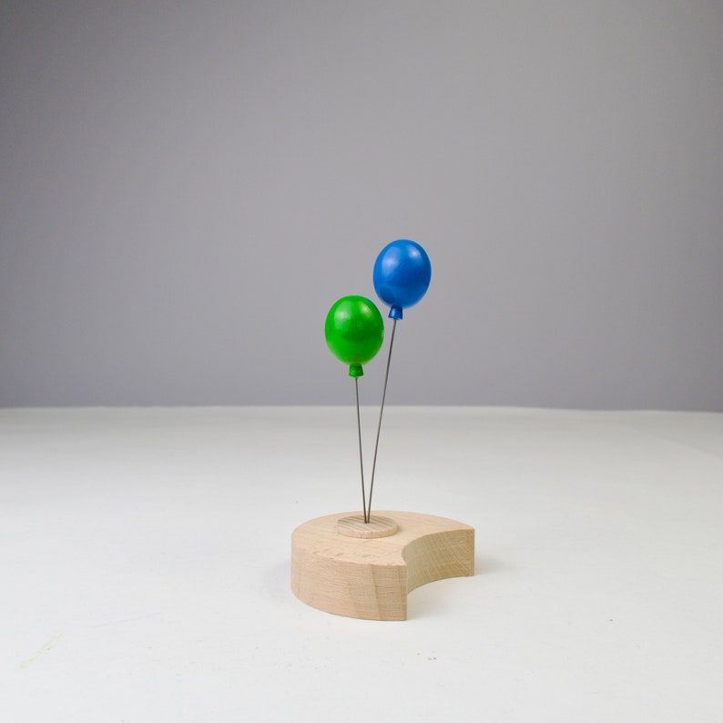 Geburtstagsstecker Luftballon für Kindergeburtstag passend für Geburtstagskranz & Geburtstagsring als Party Deko Handmade aus Ahornholz mittelblau/grün