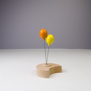 Geburtstagsstecker Luftballon für Kindergeburtstag passend für Geburtstagskranz & Geburtstagsring als Party Deko Handmade aus Ahornholz gelb/orange