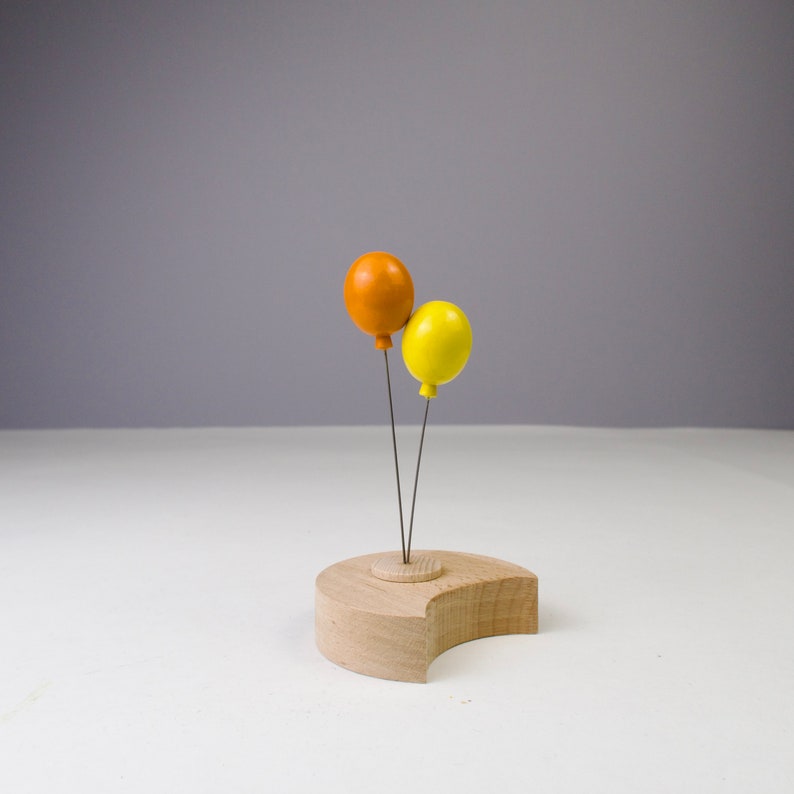 Geburtstagsstecker Luftballon für Kindergeburtstag passend für Geburtstagskranz & Geburtstagsring als Party Deko Handmade aus Ahornholz gelb/orange