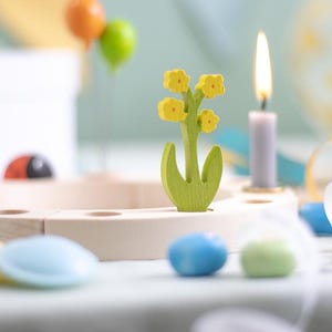 Schlüsselblume Steckfigur aus Holz für Jahreszeitentisch Frühling und Geburtstagsring im Frühling und Sommer | Tischdeko Kindergeburtstag