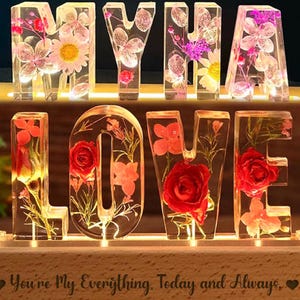 Lámpara de noche con flores naturales · Lámpara de resina con nombre personalizado · Regalo para sobrina o bebé · Decoración LED para niña de las flores · Regalo de cumpleaños único · Decoración del hogar