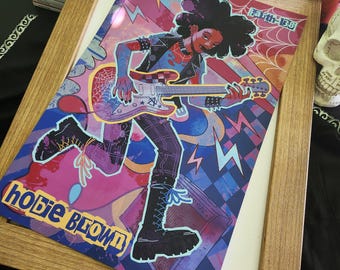 Peut inclure: Une illustration colorée d'une personne jouant de la guitare électrique. La personne a les cheveux bouclés foncés et porte une veste en cuir noire, une chemise bleue et un pantalon noir. L'arrière-plan est un mélange de rose, de bleu et de jaune avec des éclairs et une toile d'araignée. Le texte "Hobbie Brown" et "Earth-138" est visible sur l'image.